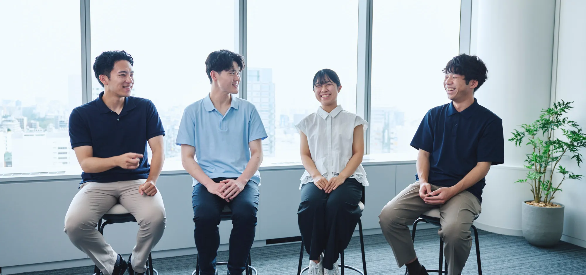 座談会に参加する新入社員4名