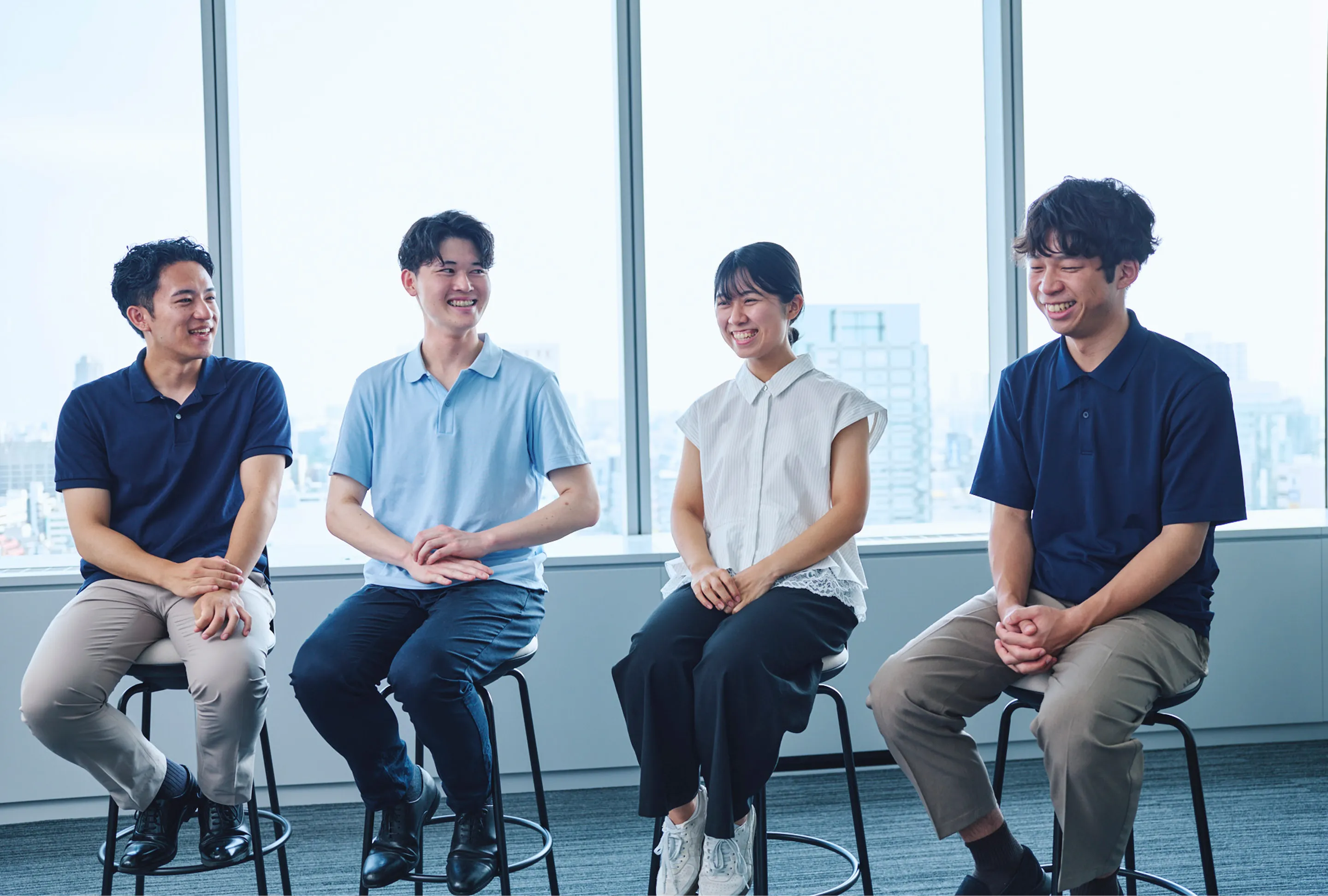 座談会で笑顔を見せる4名