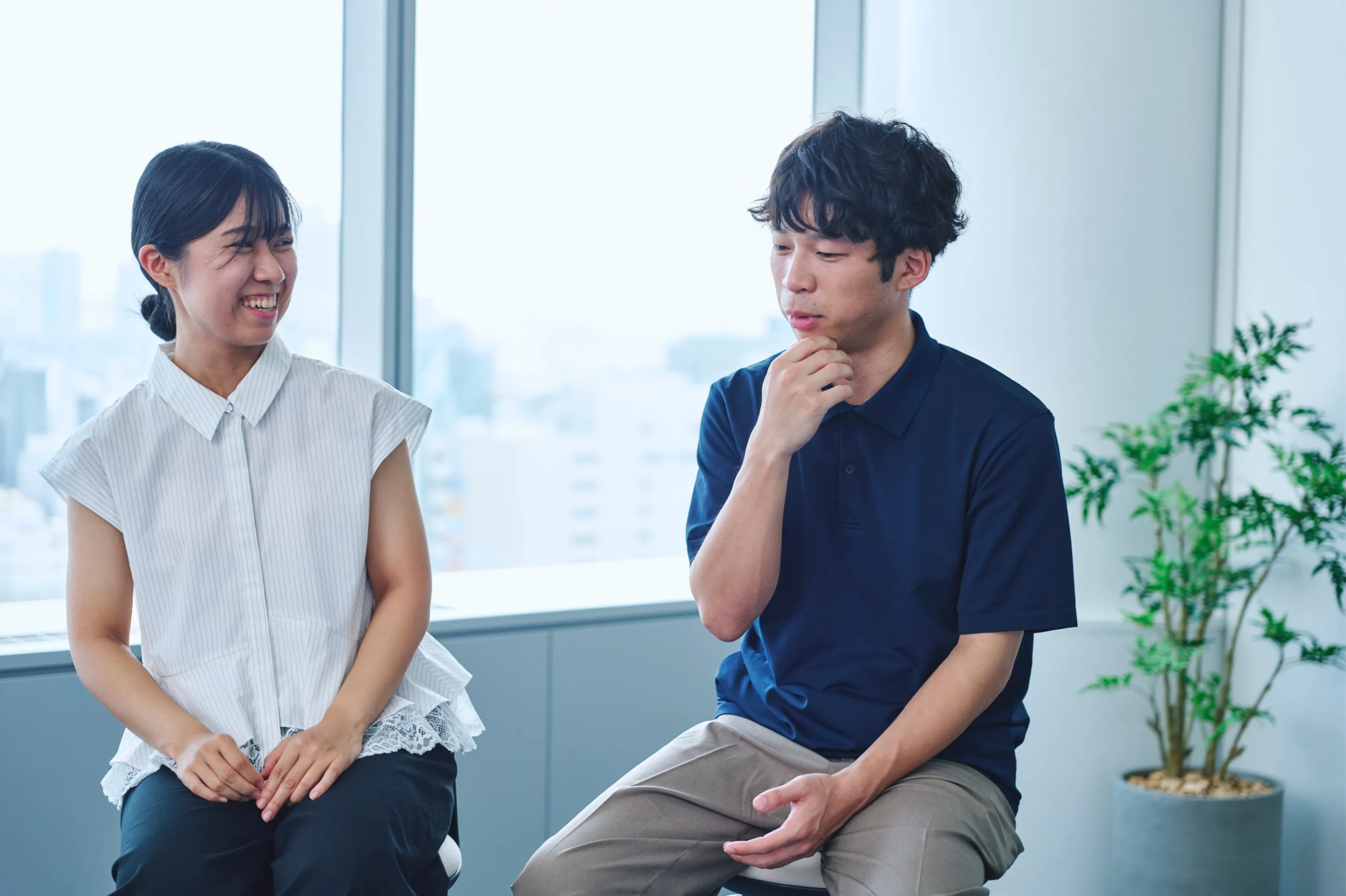 座談会で話す参加者
