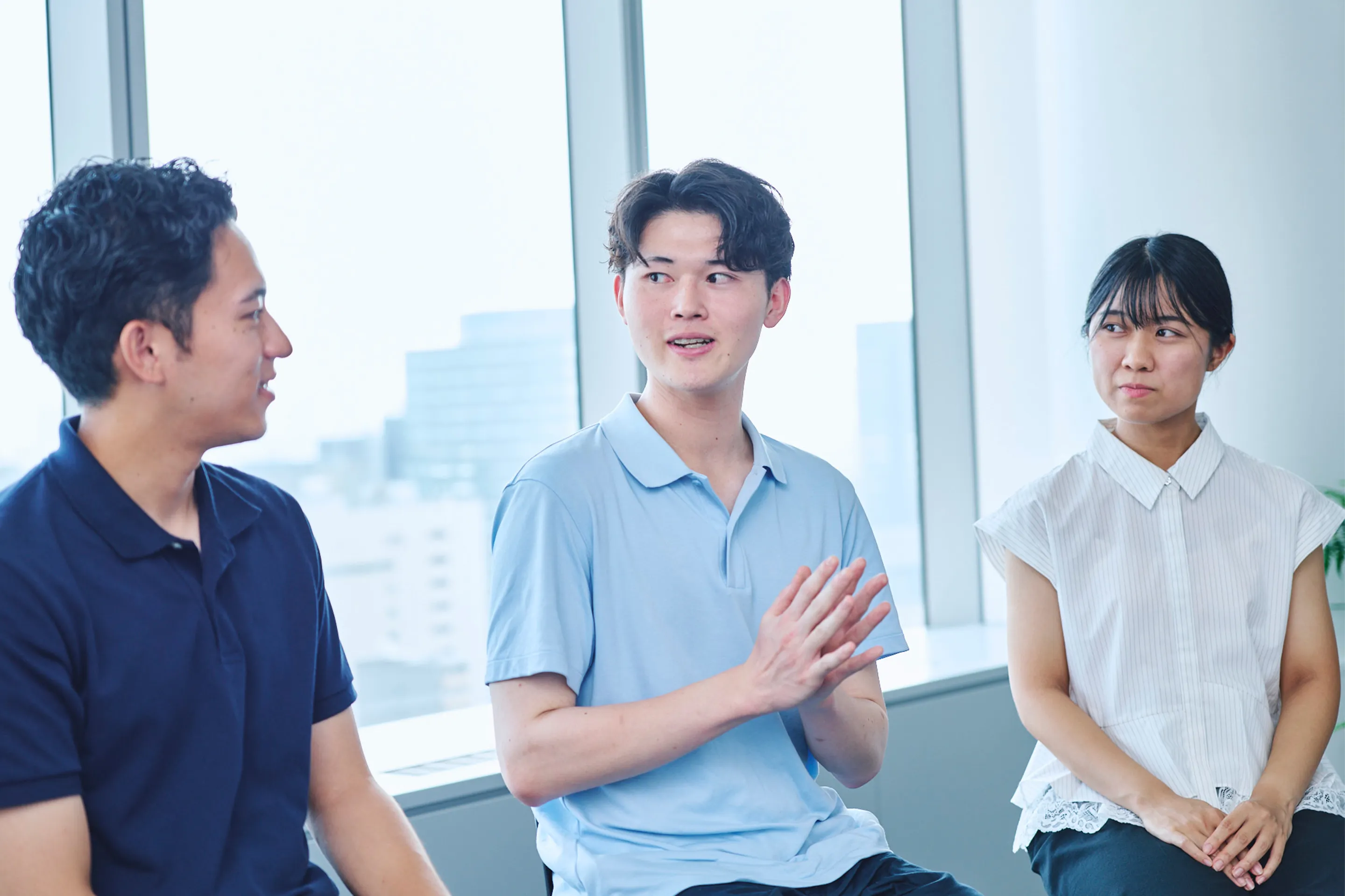座談会で会話する3名