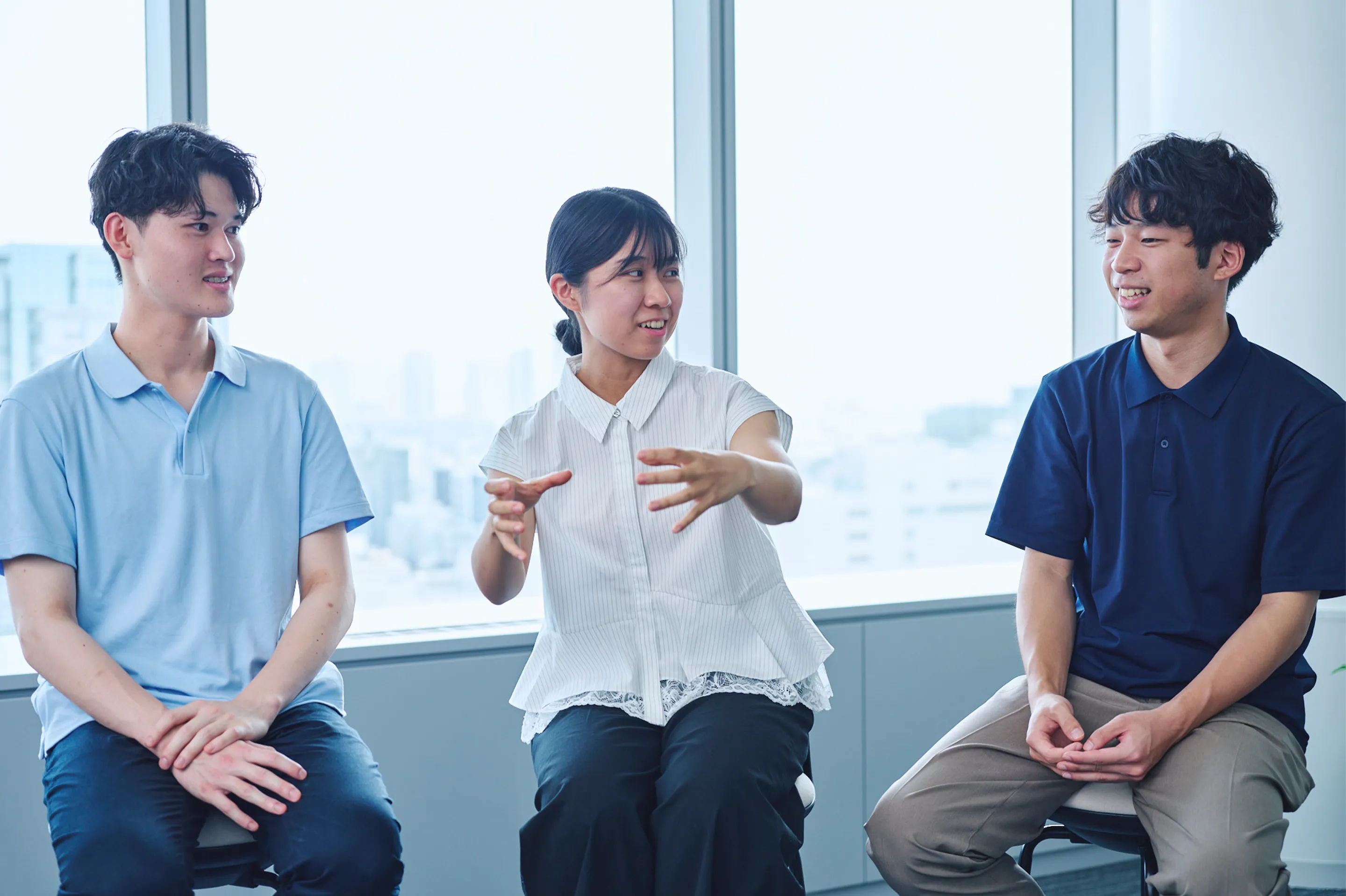 座談会で話す参加者